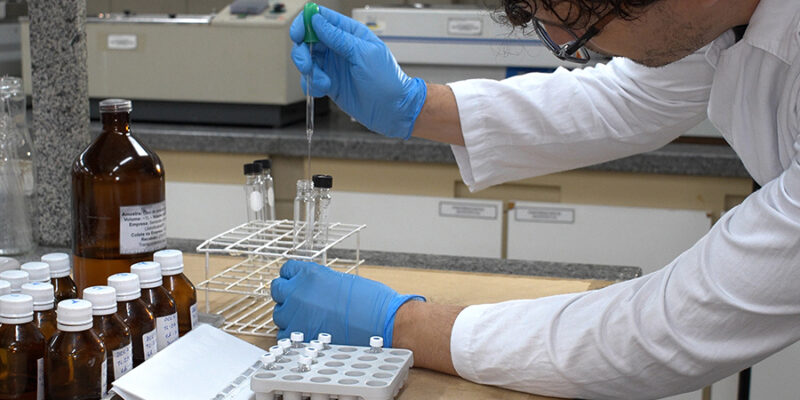Trabalho em laboratório do Departamento de Ciências de Alimentos e Nutrição da FEA Unicamp