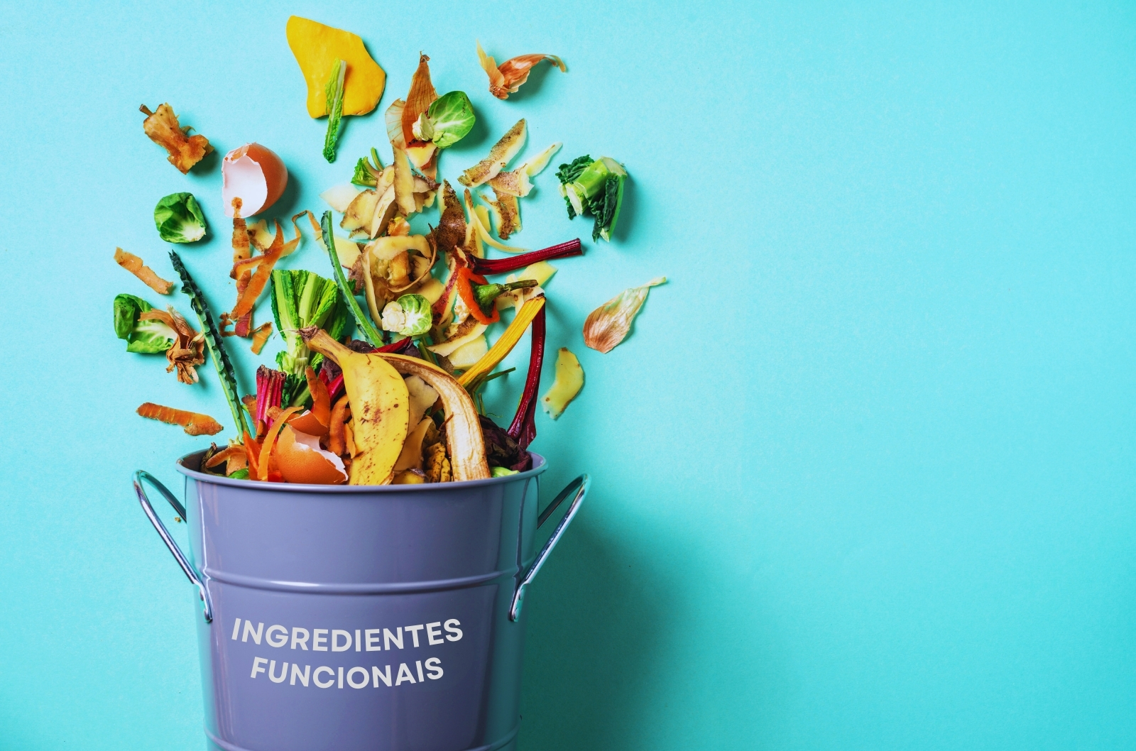 Balde com resíduos orgânicos como casca de banana e legumes, representando o reaproveitamento para obtenção de extratos fenólicos.