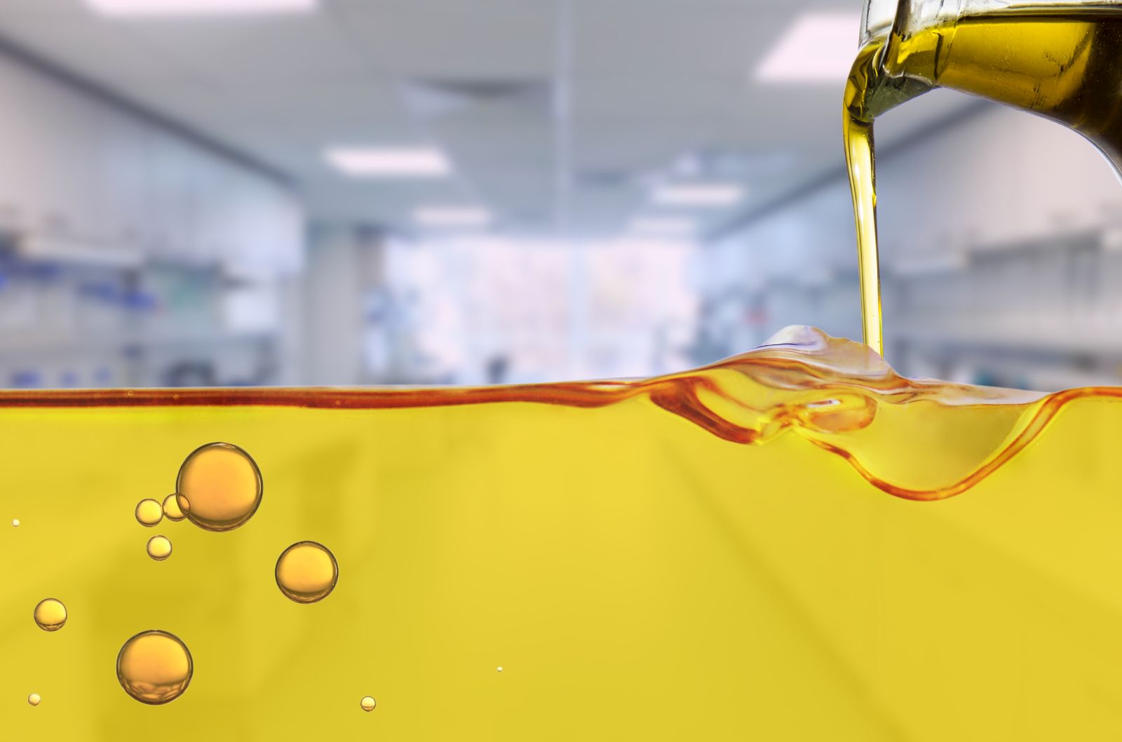 Gota de gordura saudável sendo despejada em laboratório de alimentos, representando inovação tecnológica na indústria alimentícia.